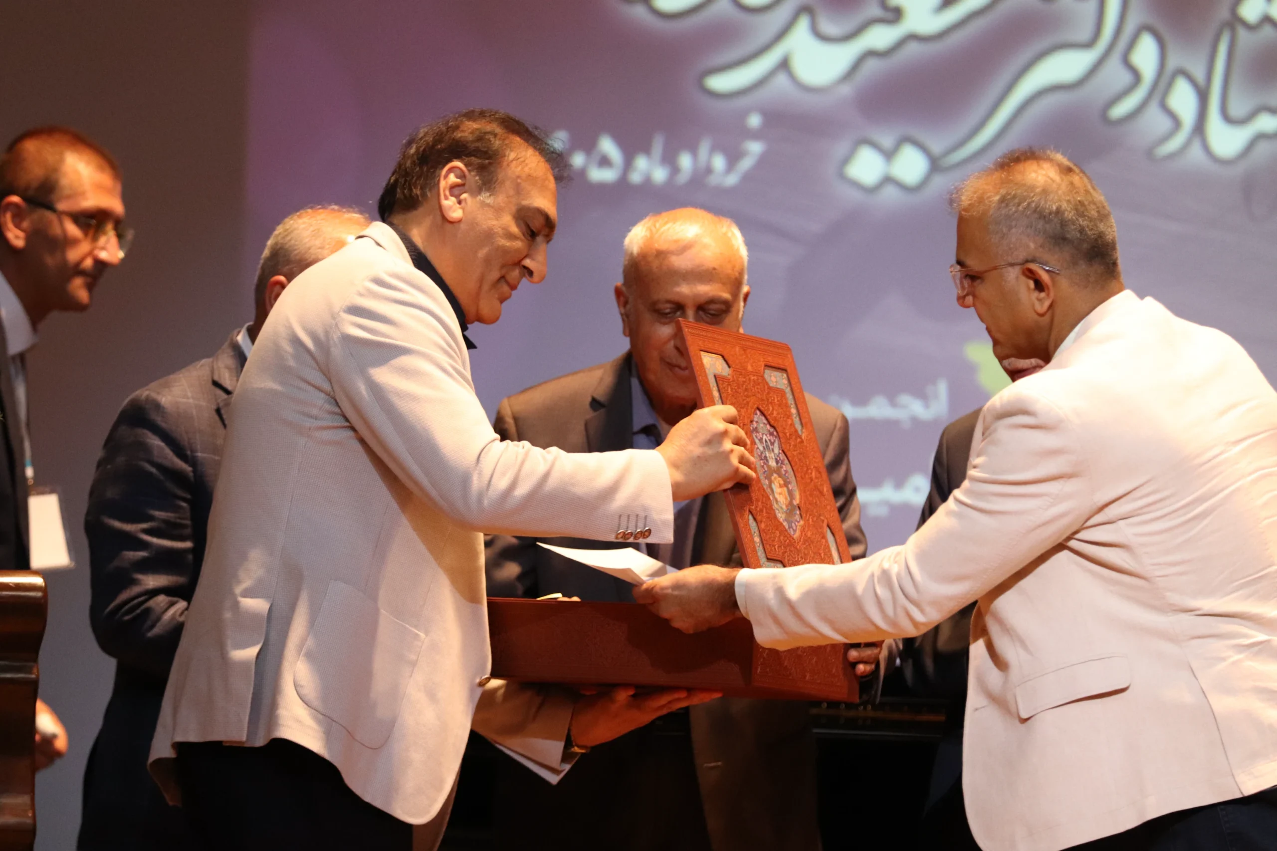 پزشکی که فراتر از نسخه، امید نوشت